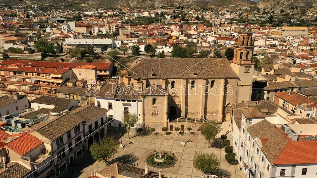 Baza Centro - Iglesia y Plaza Mayor