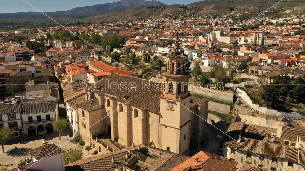 Baza Centro - Iglesia y Plaza Mayor